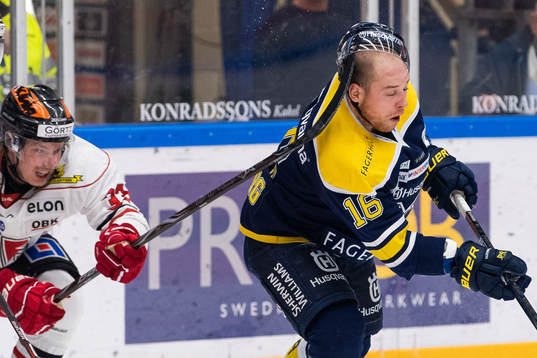 Örebros Christopher Mastomäki med klubban i huvudet på