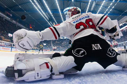s HV71:s Linus Fröberg (ej i bild) gör 1-0 bakom Örebros