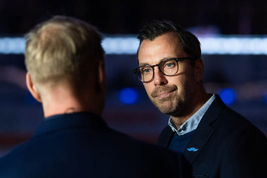 Cmores Niklas Wikegård intervjuar HV71s Sportchef Johan