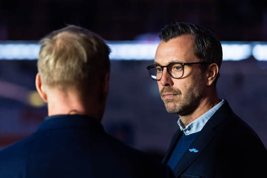 Cmores Niklas Wikegård intervjuar HV71s Sportchef Johan