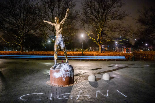 Bläddra bland fler bilder av Football, statue of Zlatan Ibrahimovic vandalized