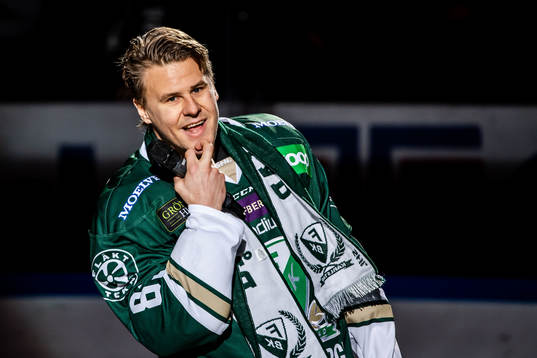 Färjestads Mikael Johansson tackas av