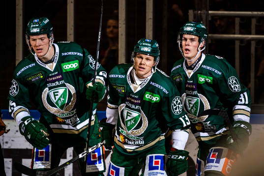 Färjestads Daniel Viksten jublar med lagkamrater