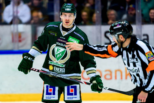 Färjestads Johan Ivarsson i samtal med Domare Marcus Linde
