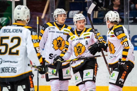 Skellefteås Jonathan Pudas jublar med lagkamrater