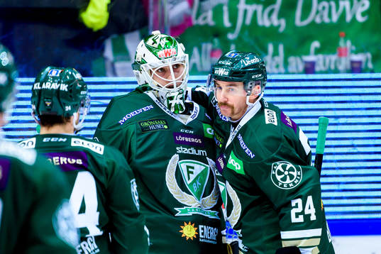 Färjestads målvakt Arvid Holm och Jonathon Blum jublar