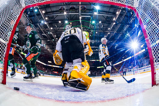 Färjestads Gustav Rydahl jublar och Skellefteås målvakt