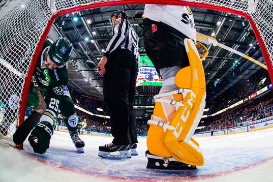 Färjestads Martin Johansson plockar upp pucken