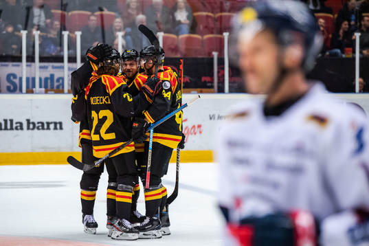 Brynäs Victor Söderström jublar med lagkamrater