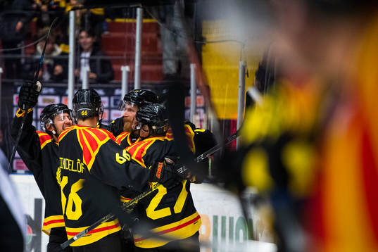 Brynäs Joachim Rohdin jublar med lagkamrater