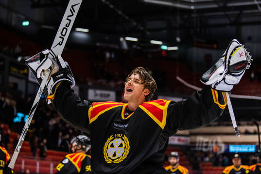 Brynäs målvakt Samuel Ersson jublar