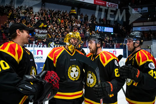 Brynäs spelare jublar med Brynäs målvakt Samuel Ersson