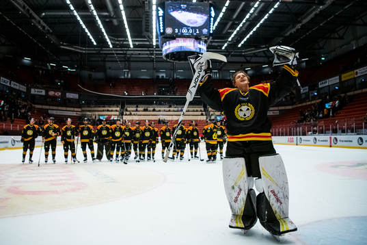 Brynäs spelare jublar med Brynäs målvakt Samuel Ersson