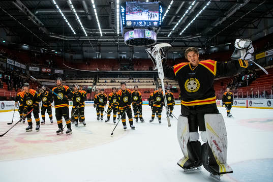 Brynäs spelare jublar med Brynäs målvakt Samuel Ersson