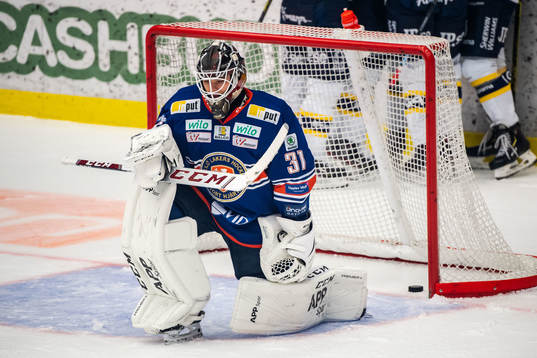 Växjös målvakt Erik Källgren deppar