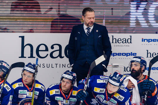 Växjös assisterande tränare Fredrik Hellgren deppar