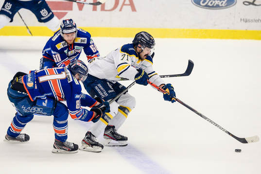 s Linus Fröberg mellan Växjös Erik Josefsson och Fredrik