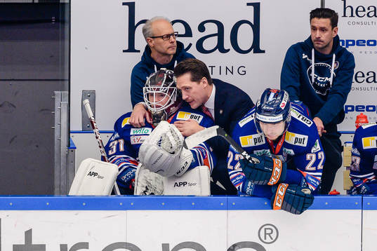 Växjös tränare Sam Hallam pratar med målvakt Erik