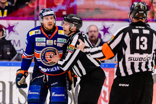 Växjös Erik Josefsson reagerar på ett domslut