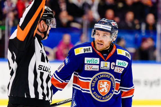 Växjös Erik Josefsson pratar med Domare Morgan Johansson