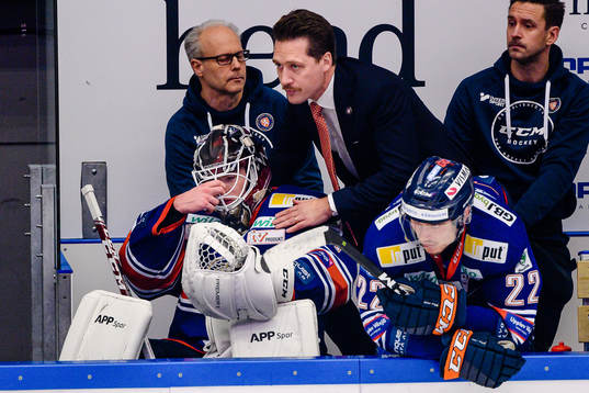 Växjös målvakt Erik Källgren deppar i båset