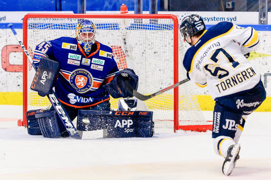 s Christoffer Törngren skjuter ett skott mot Växjös
