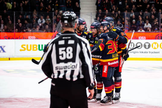Djurgårdens Linus Hultström jublar med lagkamrater
