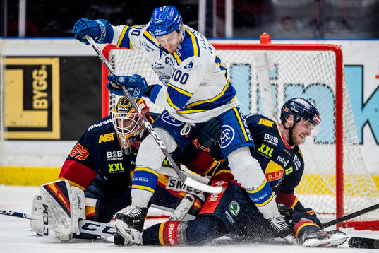 Leksands Martin Karlsson mot Djurgårdens målvakt Niklas