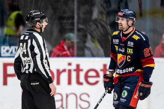 Linjedomare Andreas Malmqvist och Djurgårdens Patrik