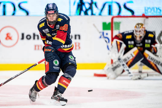 Djurgårdens Alexander Holtz täcker ett skott