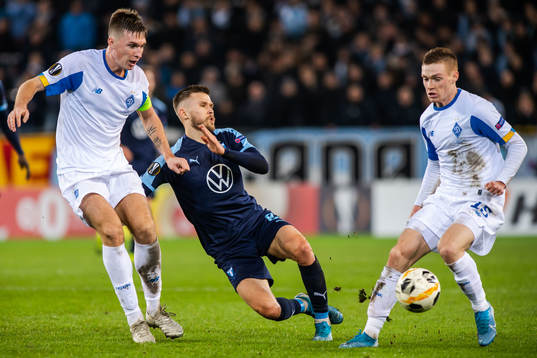 Serhiy Sydorchuk and Viktor Tsyganov of Dynamo Kiev against
