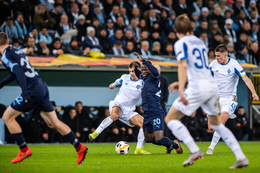 Volodymyr Shepeliev of Dynamo Kiev and Bonke Innocent of