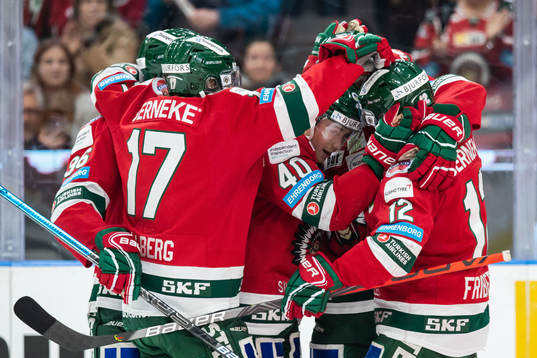 Frölundas Joel Mustonen jublar med lagkamrater
