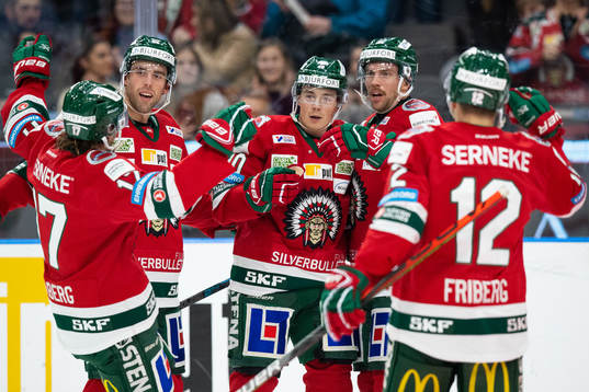 Frölundas Joel Mustonen jublar med lagkamrater