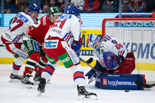 Frölundas Max Friberg med ett skott som Oskarshamns
