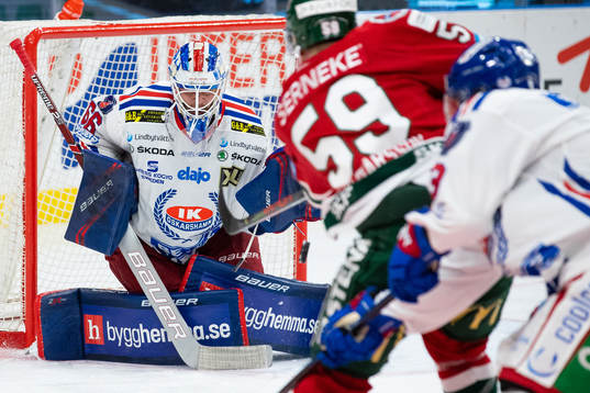 Frölundas Simon Hjalmarsson skjuter ett skott som