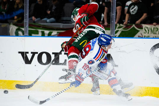 Frölundas Max Friberg och Oskarshamns Tyler Kelleher