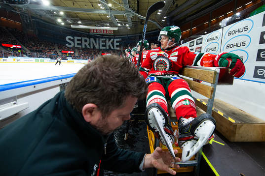 Frölundas Rhett Rakhshani får sin skena fixad