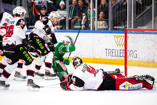 Rögles Taylor Matson blir fälld av Malmö Redhawks Jesper