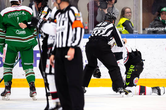 Malmö Redhawks Emil Sylvegård blir hållen av domaren