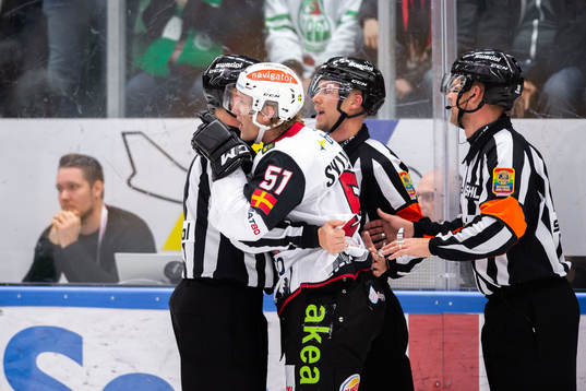 Malmö Redhawks Emil Sylvegård hålls fast av domarna