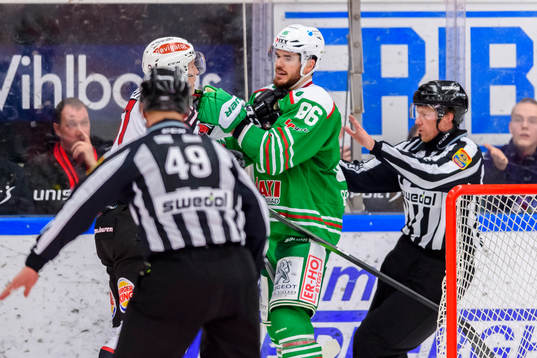 Malmö Redhawks Emil Sylvegård och Rögles Eric Gelinas i