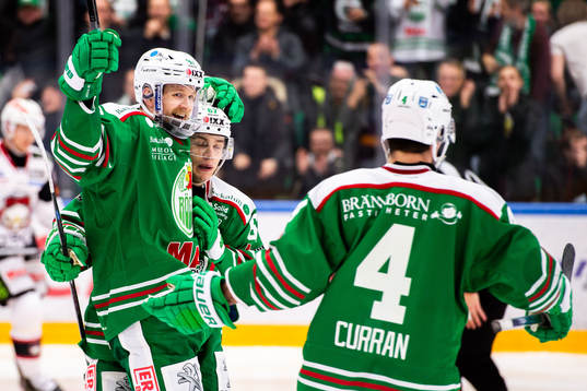 Rögles Ted Brithén jublar med lagkamrater