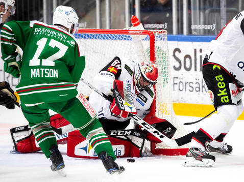Malmö Redhawks målvakt Oscar Alsenfelt och Rögles Taylor