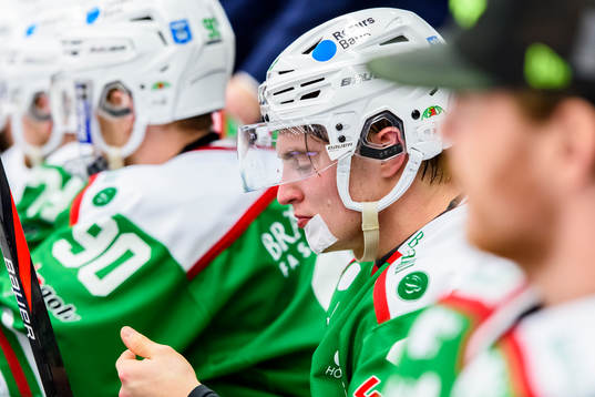 Rögles Nils Höglander  har fått ett plåster på hakan