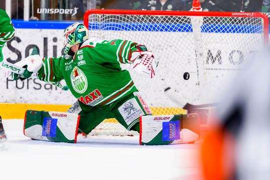 Rögles målvakt Roman Will  släpper in 2-2