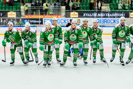Rögles Niklas Hansson jublar med laget