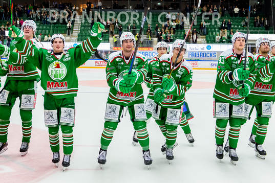 Rögles Nils Höglander och Kodie Curran  med resten av