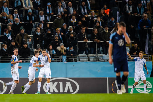 Vitaliy Mykolenko of Dynamo Kiev celebrate with teammates