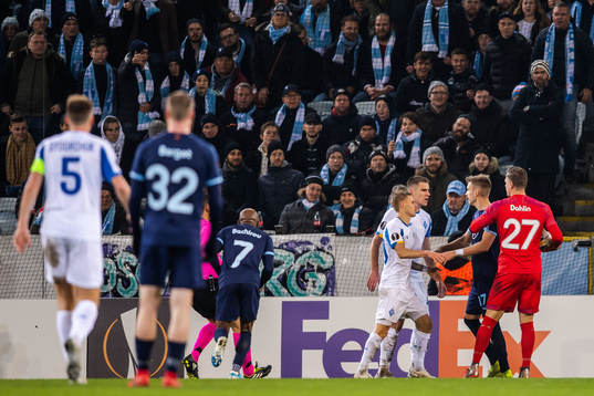 Rasmus Bengtsson of Malmö FF in a discussion with players
